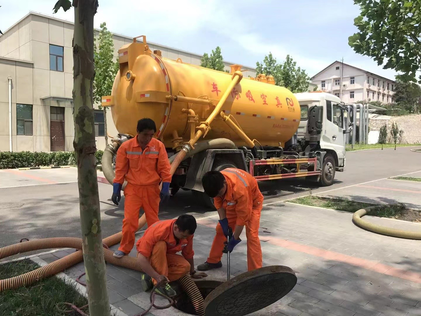 平凉化粪池清理与5-8吨吸粪车施工效率分析